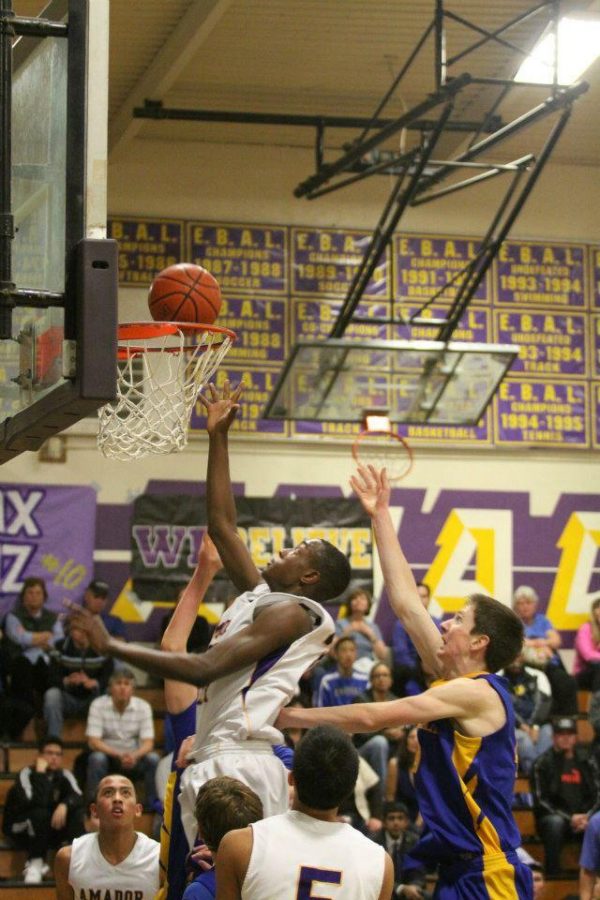 Junior+Stokley+Chaffee+shoots+in+last+year%E2%80%99s+foothill+basketball+game.
