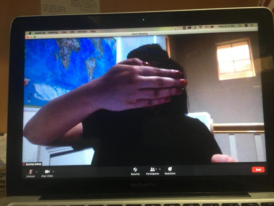 Many students argue that leaving their camera on makes it difficult to focus in class, while others don't see it as a problem. 