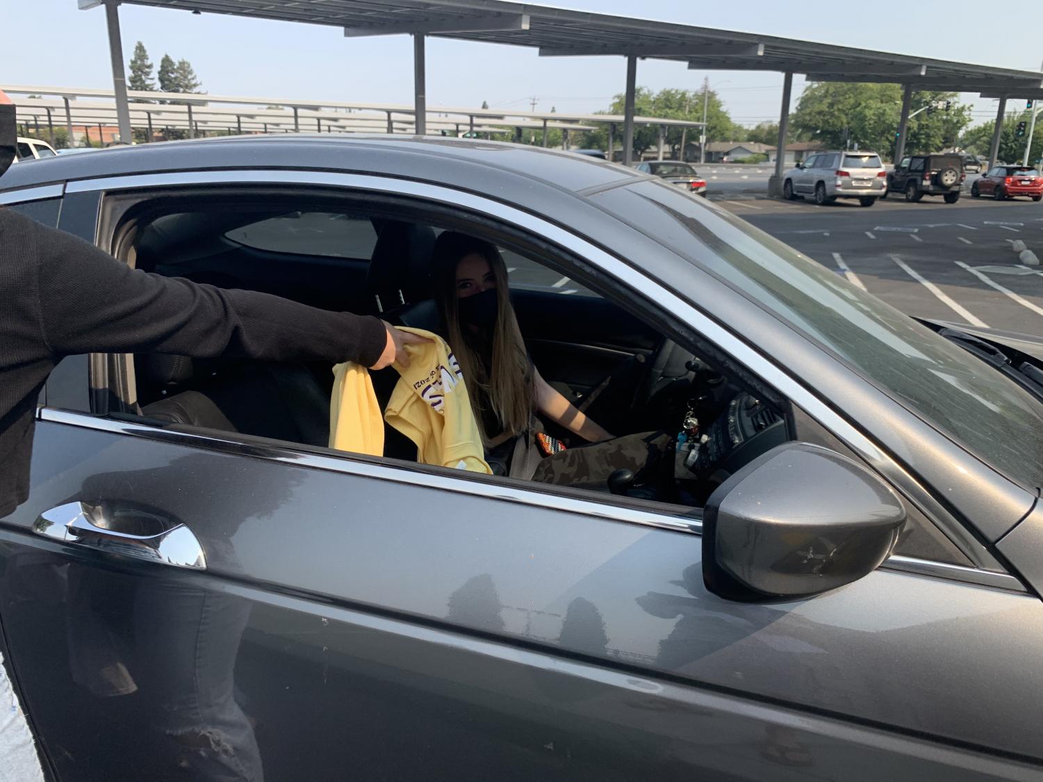 Leadership holds drive-through shirt pick-up for AV students