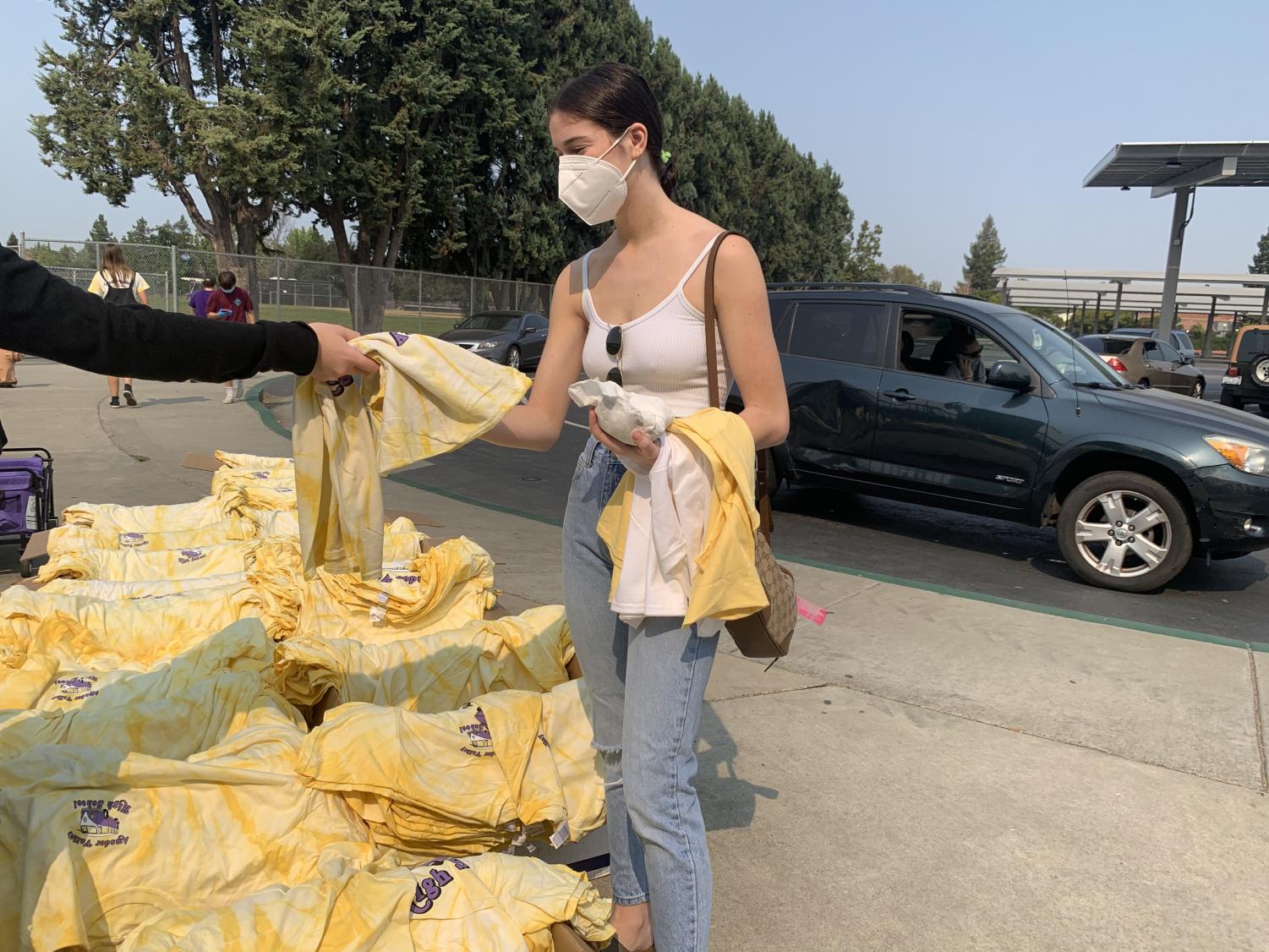 Leadership holds drive-through shirt pick-up for AV students