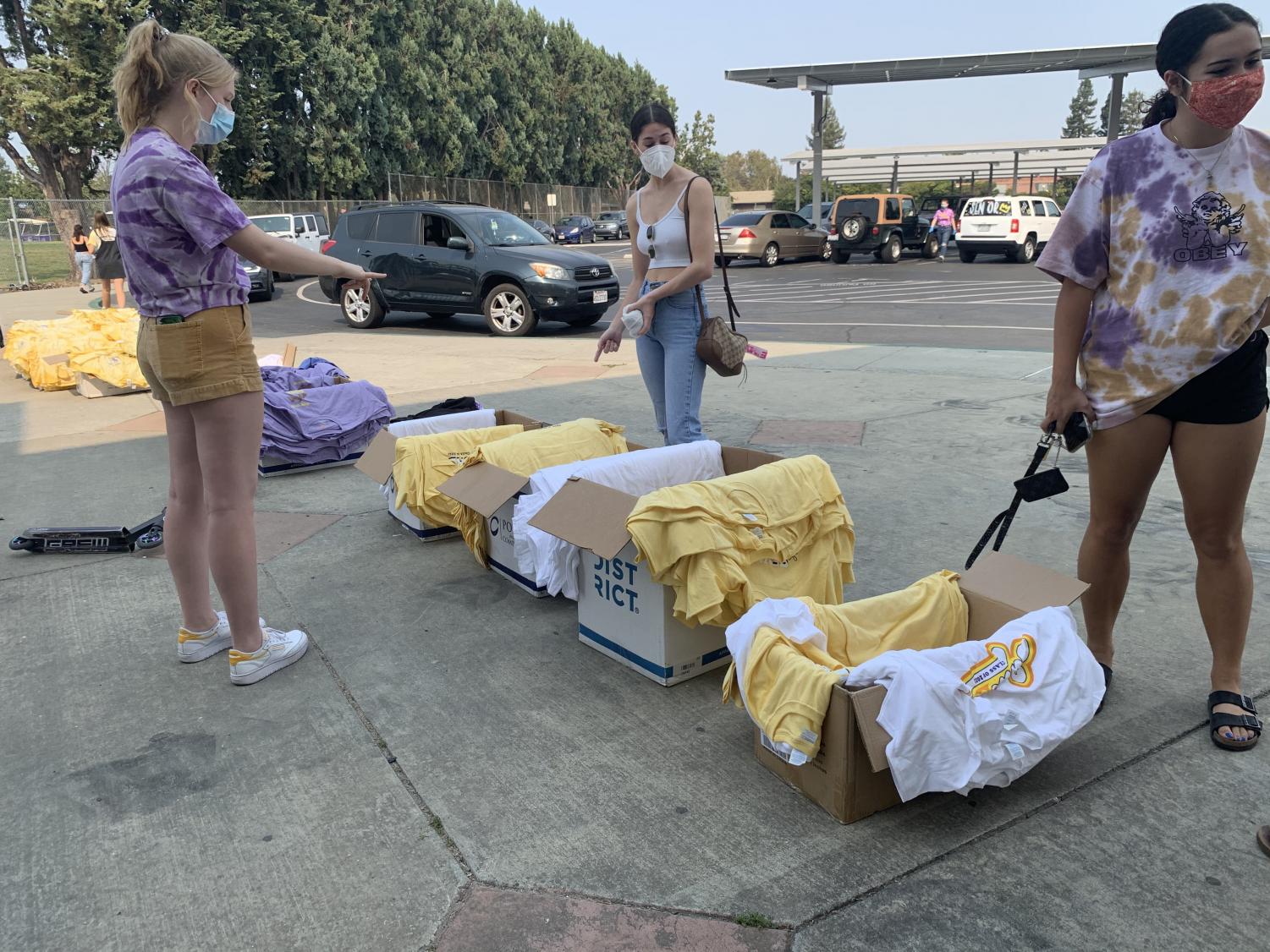 Leadership holds drive-through shirt pick-up for AV students