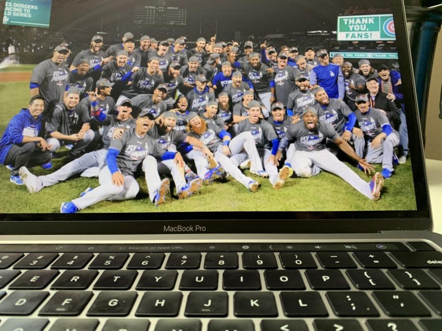 A+team+picture+of+the+Dodgers+after+their+win%2C+including+the+mask-lacking+Justin+Turner.