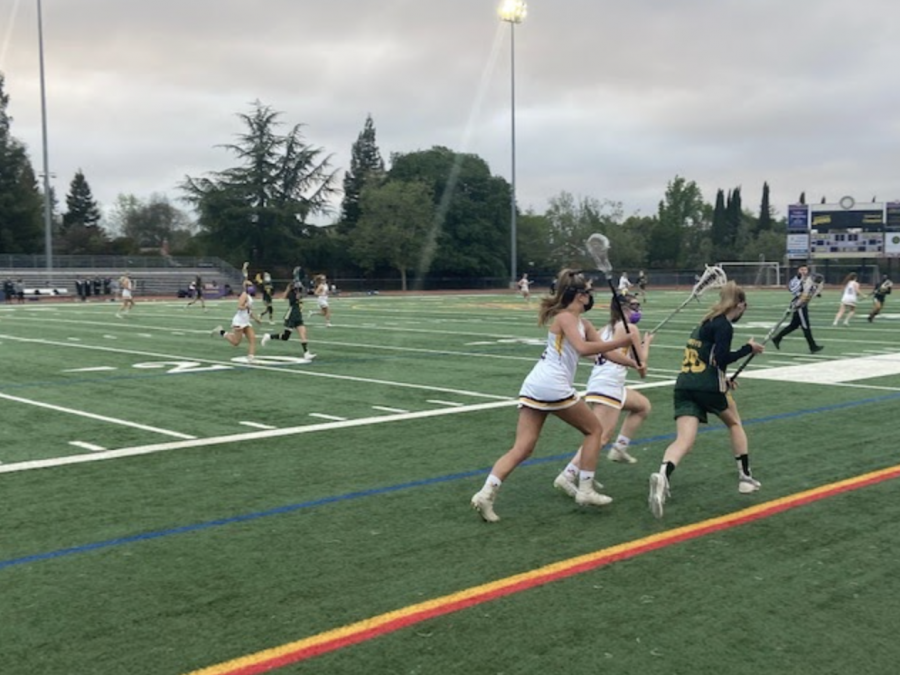  The Amador players try to force the opponent out of bounds in order to retain possession. 