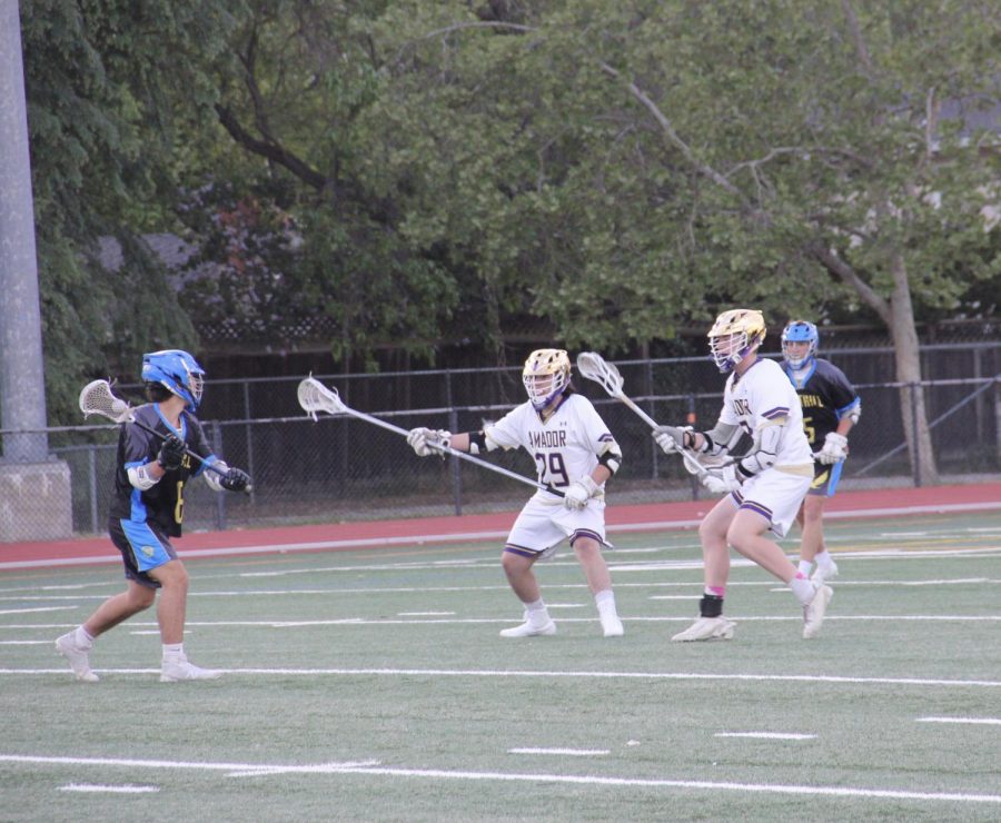 #29 Daniel Kniveton ('22) and #3 Ryan Brace ('22) team up on defense.

