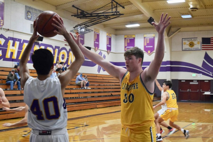 Yash Maheshwaran (21) throws the ball in. 