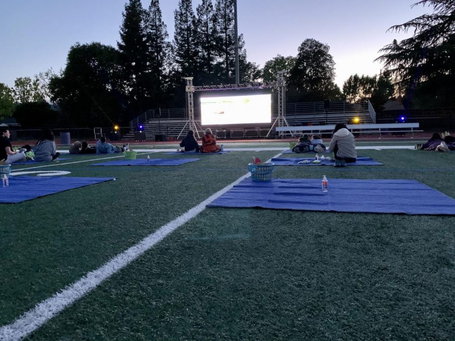 As the evening goes on and the temperature drops, students wear blankets that they brought to the event and lie down as they enjoy the movie.
