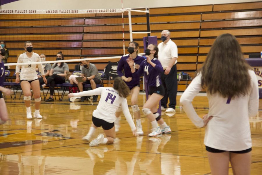#14 Katie O'Sullivan ('24) dives for the ball.

