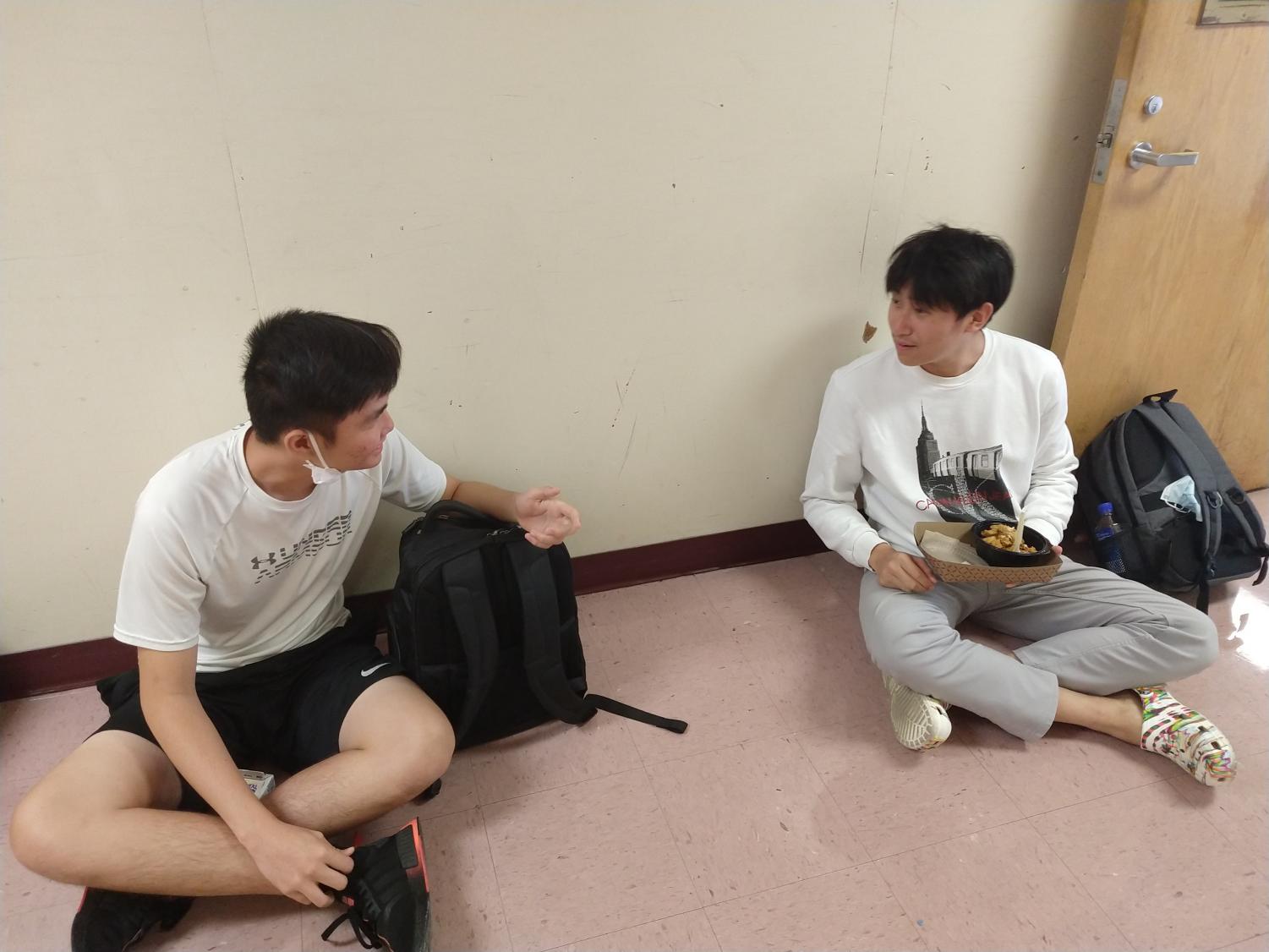 How do students maintain social distancing during lunch?