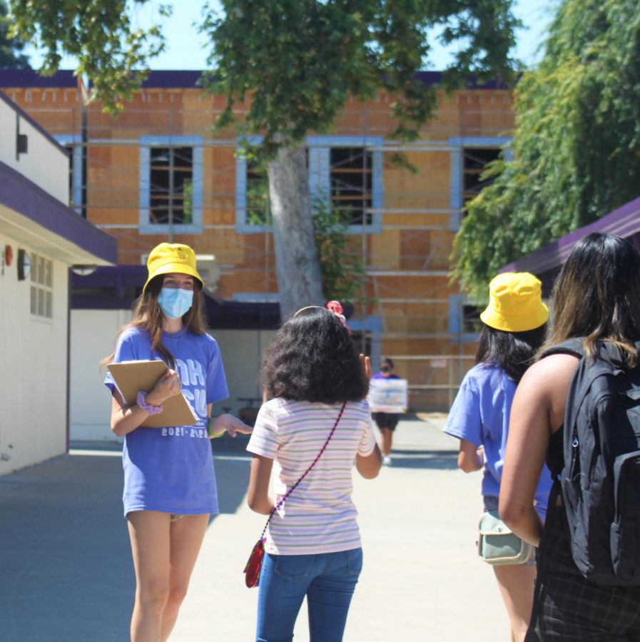 A LINK leader answered a question from a student during the campus tour.