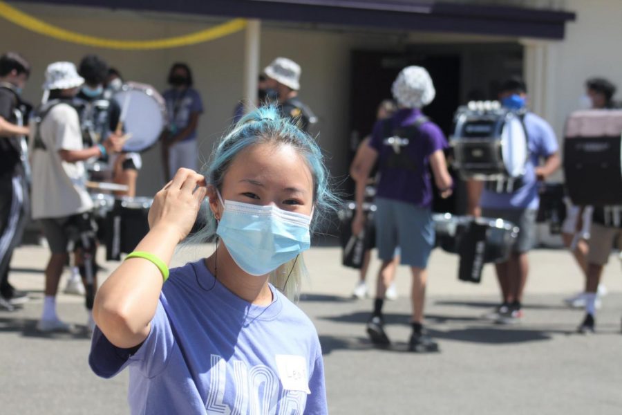 Link Leader smiling and Amador Valley Marching Band Drumline plays behind inviting all the new freshman and new students to the school.