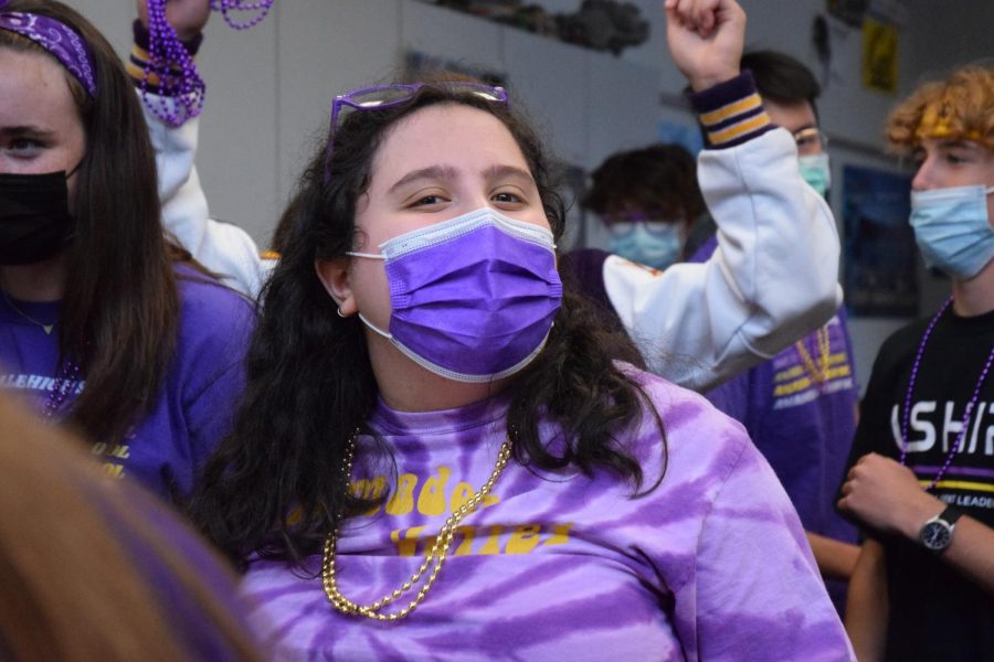 Amelia Flores (‘22), decked out in Amador gear, is surrounded by her leadership friends, greeting the kids in the classroom with a big smile.