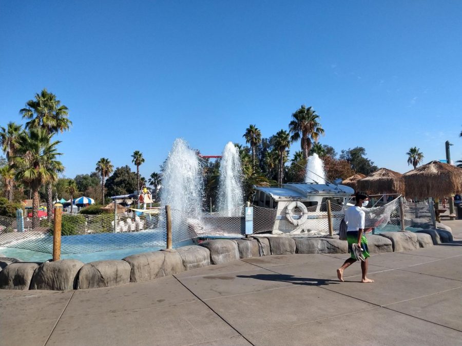 Walking in, you can see the fountain at a first glance. A wrecked boat at the center of the fountain is a reminder that it is a water park. 