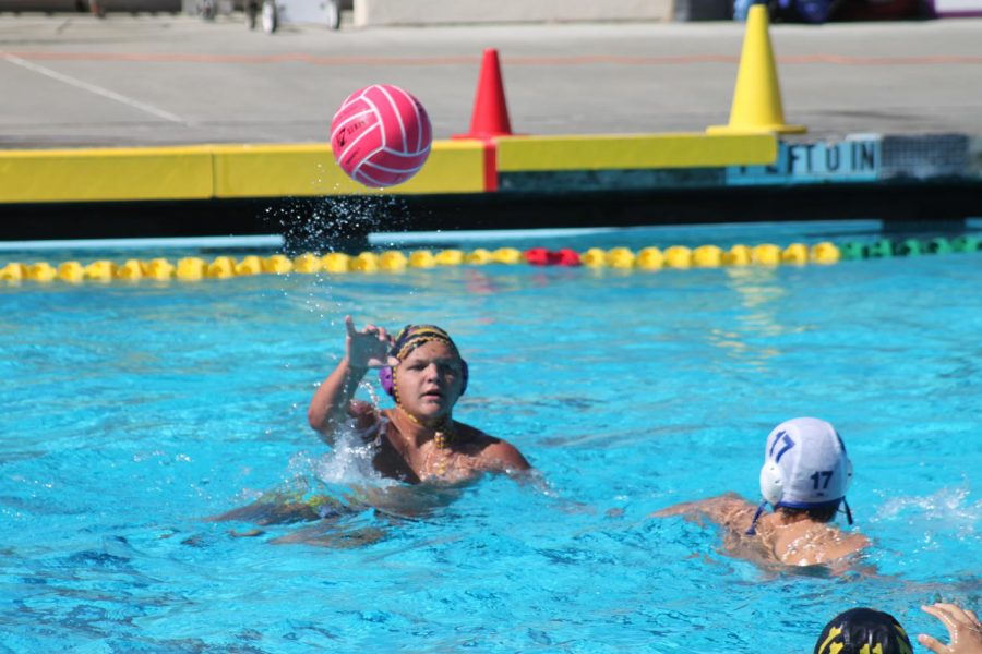Landon Kenney ('25) passes to an open teammate.