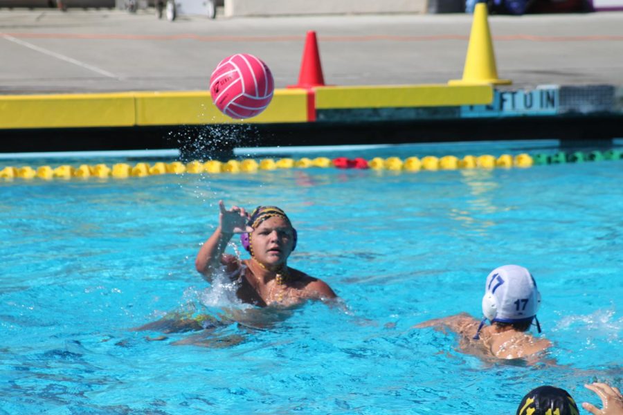 Landon Kenney (25) passes to an open teammate.