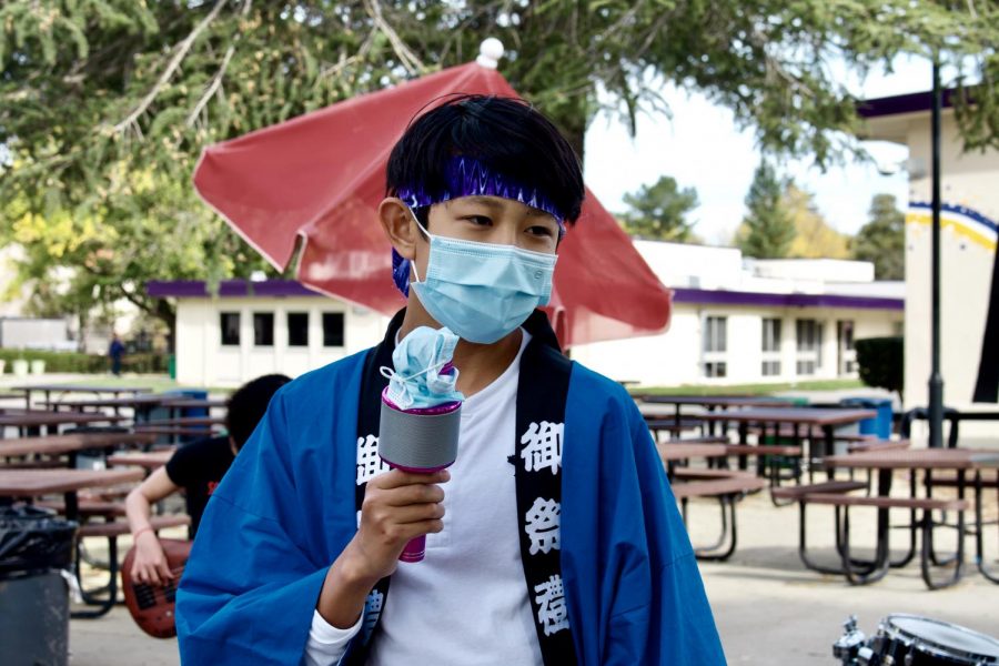 Alan Deng ('24) moderates the event with the help of his pink masked microphone.