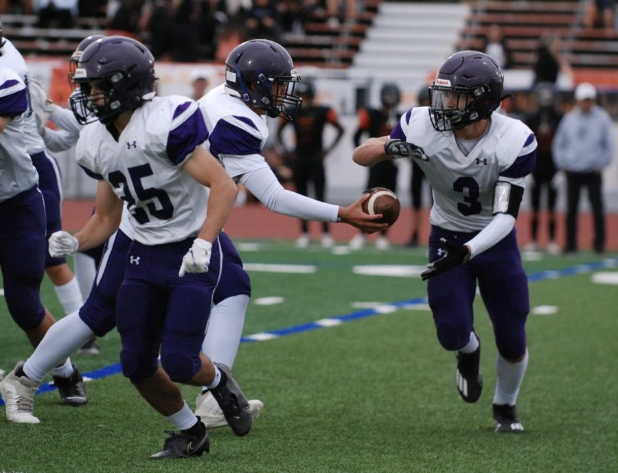 An Amador player opens his hands, ready to run after receiving the ball.