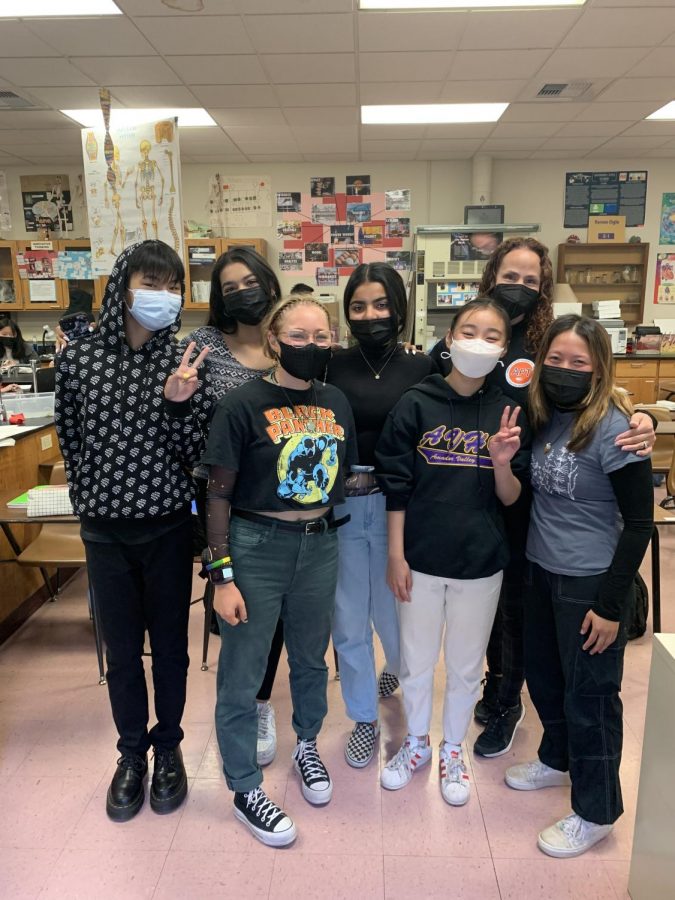 Lance Pajarillo (‘23), Saniya Vaidya (‘23), Dahlia Versteeg (‘23), Renna Popli (‘23), Rachel Zhou (‘24) and Aubrey Tran (‘23) show their solidarity for Mrs. Ogle and their other teachers by wearing black. 