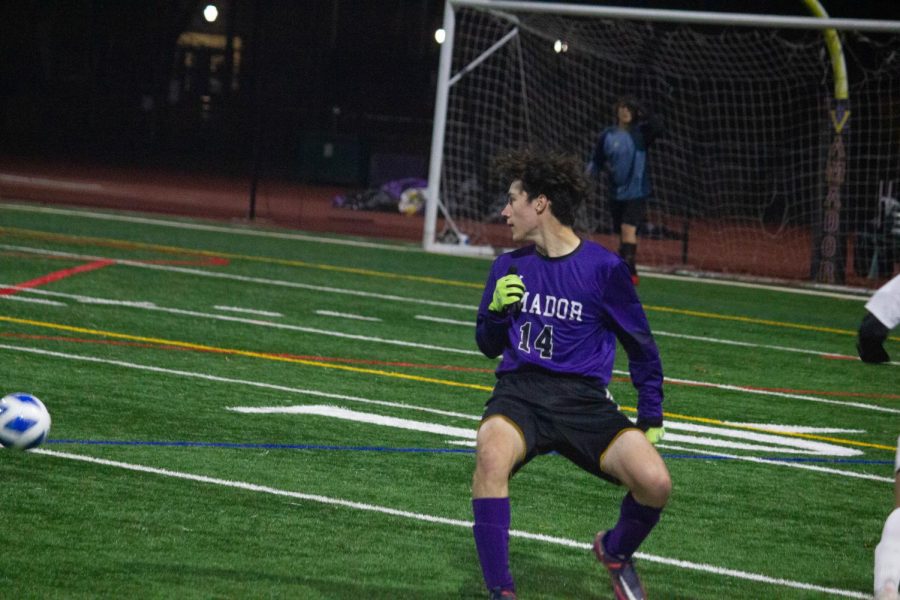 Fionn Conway (22) tracks the ball, getting ready to kick.
