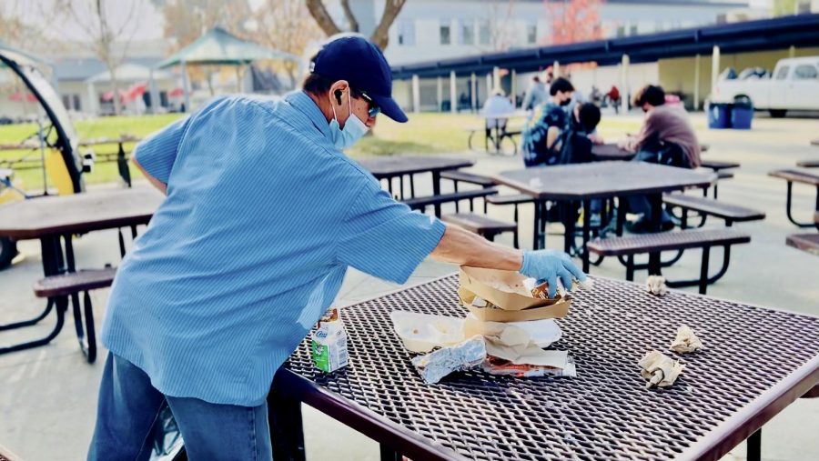 After lunch, custodians dedicate themselves to cleaning up the trash abandoned by students to ensure that the campus remains a clean environment.