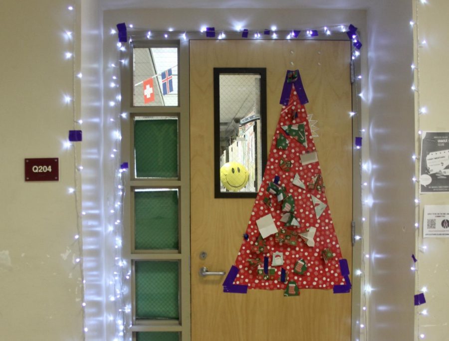 Students attached pieces of colored paper with what they are grateful for and what they are looking forward to as a part of the decoration to show the collaboration of students and the teachers on designing the doors.