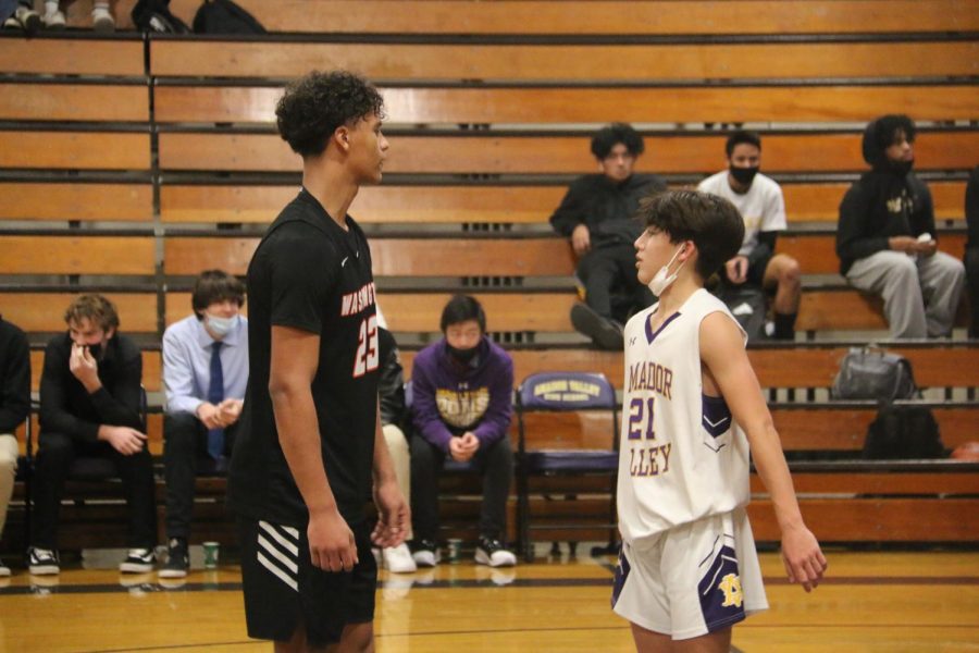 Tyler Cheng (‘23) faces his opponent, getting ready to play some defense as the game unpauses.