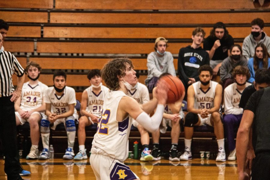 Colton Cash (‘23) takes a free throw that goes straight through the hoop, making the basket. 