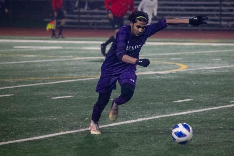 Razin Choudhary ('23) sprints after the ball on the field.

