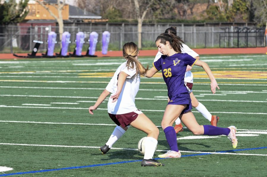 Savanna Warner (‘24) makes an attack while she keeps the ball under control