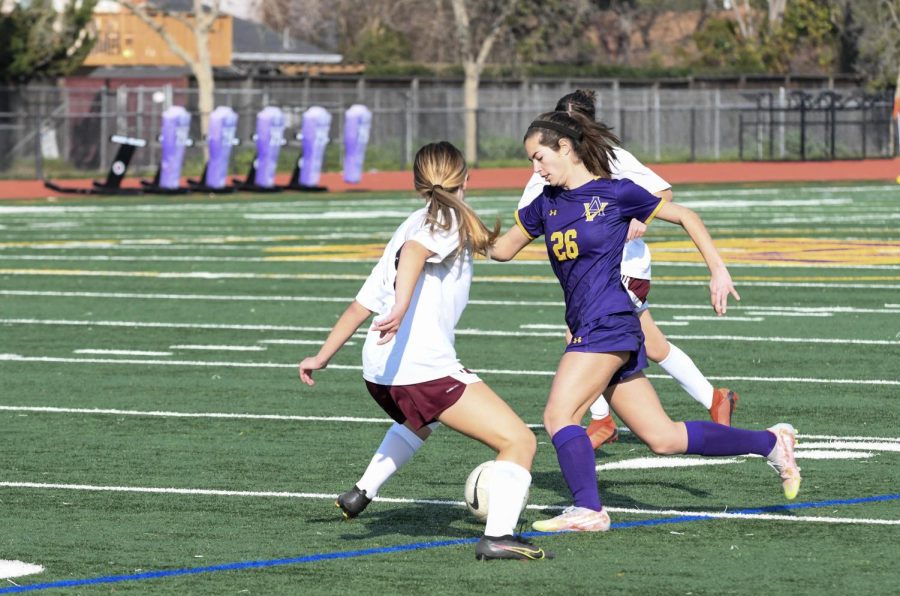 Savanna Warner (‘24) makes an attack while she keeps the ball under control