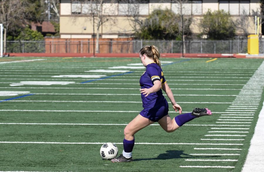 Natalie O'Sullivan ('22) kicks the ball to start a play.