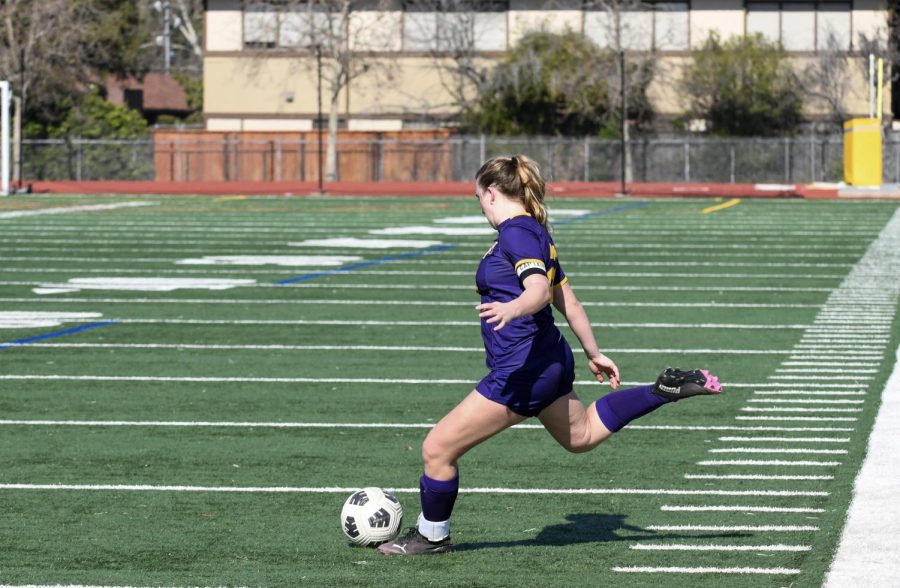 Natalie OSullivan (22) kicks the ball to start a play.