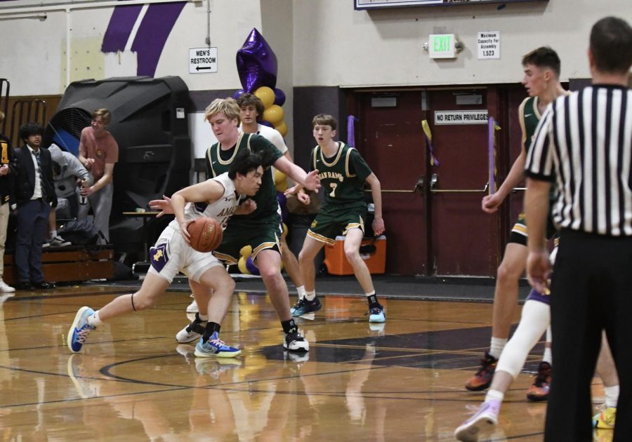 Jesse Huang ('23) successfully run against the blocking of the rival.