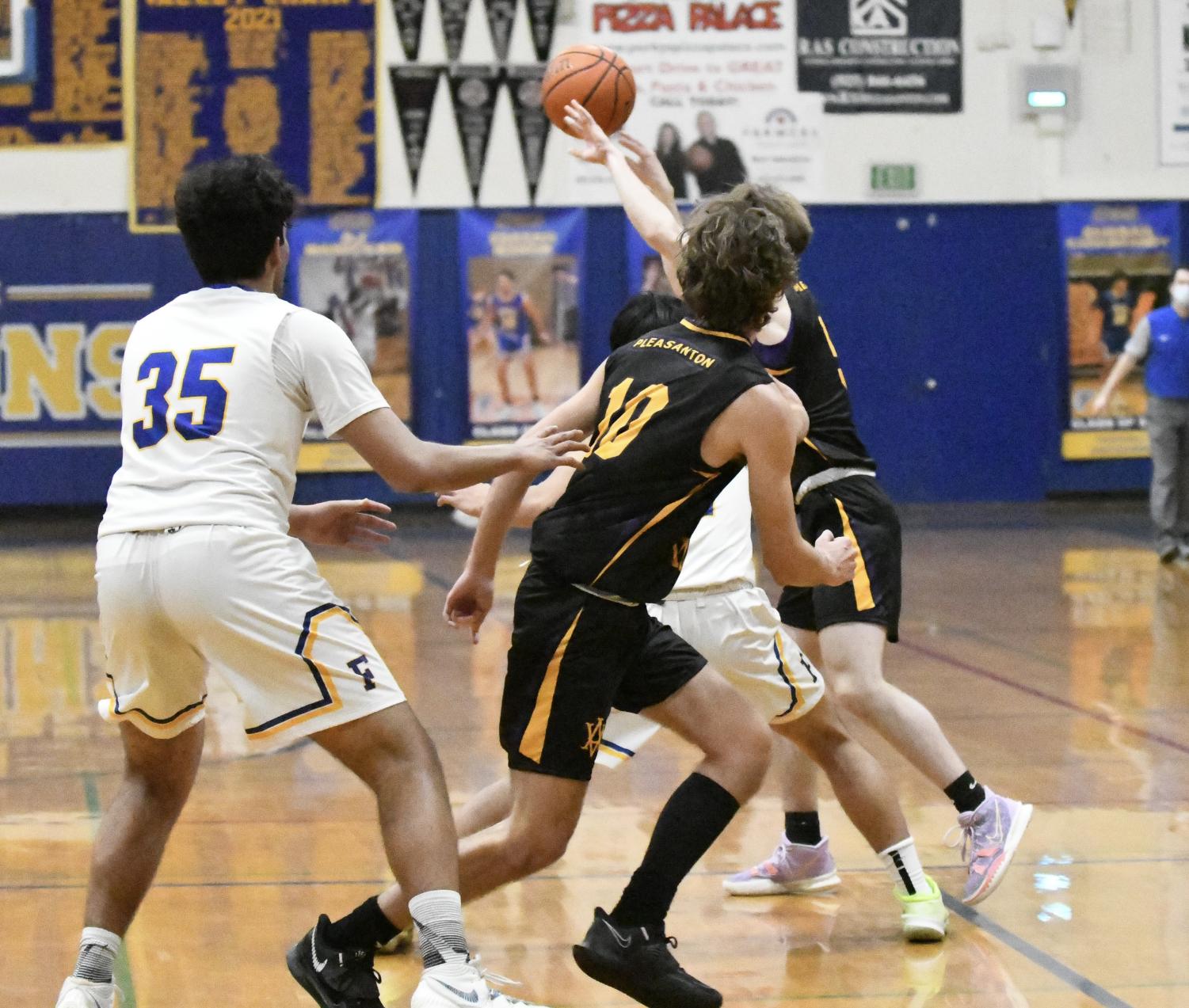 Photo Gallery - Amador Valley Boys Basketball sweeps Foothill in rivalry game