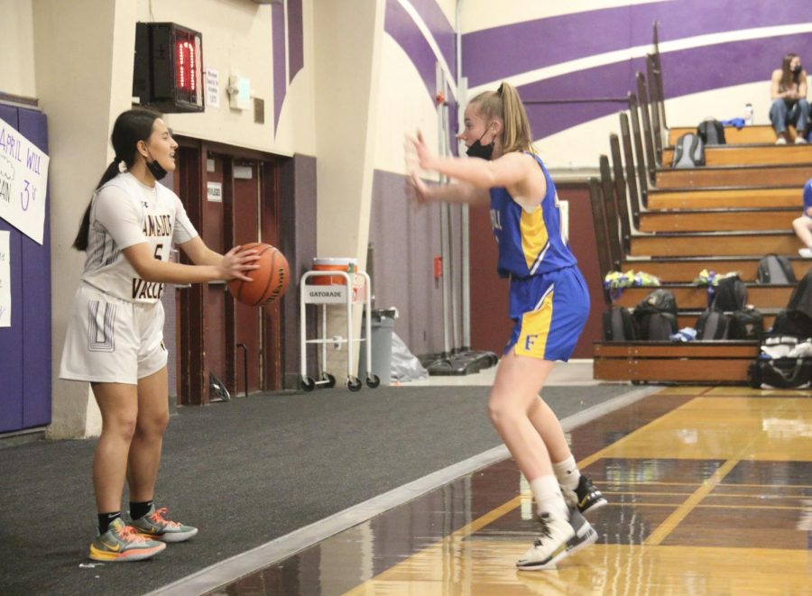 Arissa Leomiti ('22) did her throw-in under the rival's distraction.