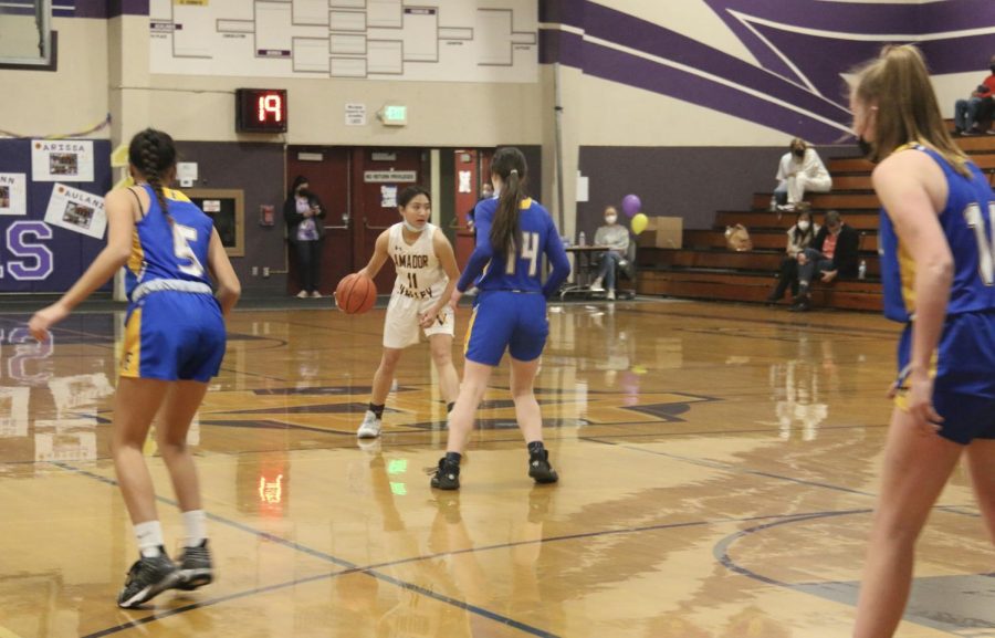 As a ball handler at the moment, Riann Sarno ('22) faces three rivals who got their eyes on her at the same time.