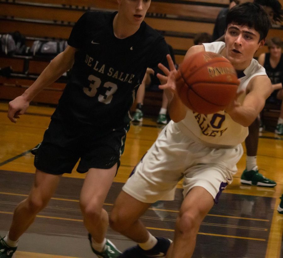 Abe Tabatabian (22) catches the ball in midair.