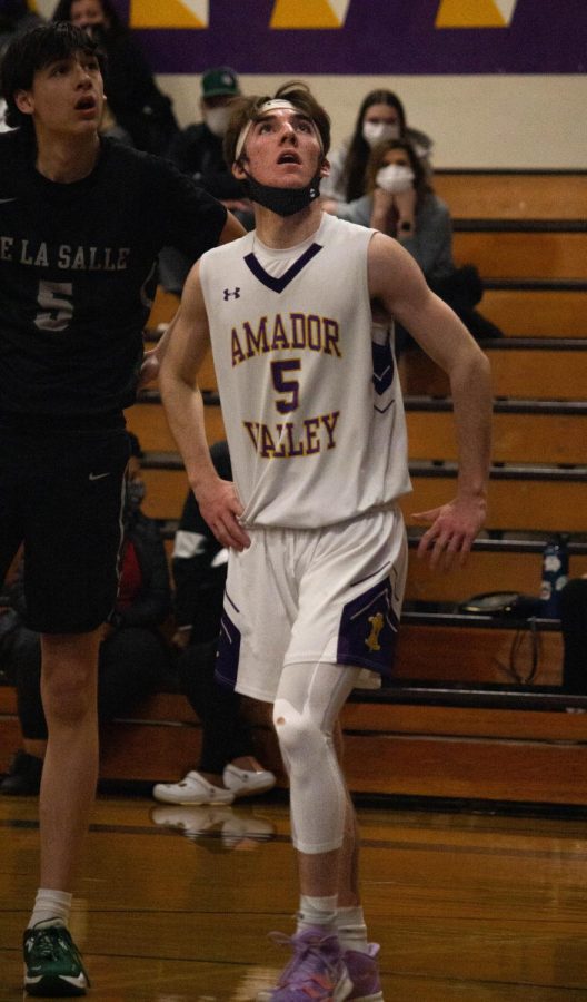 Foster Keast ('22) tracks the ball as it lands in the hoop.