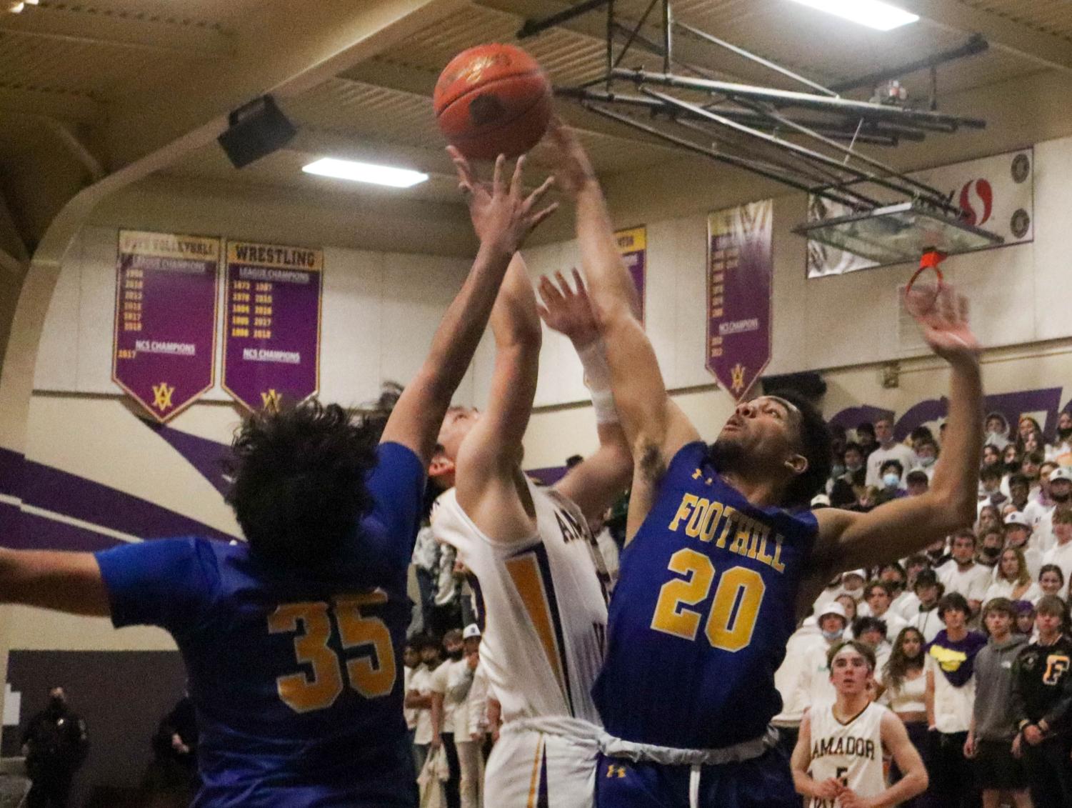 Amador+battles+hard+at+the+NCS+Foothill+basketball+game