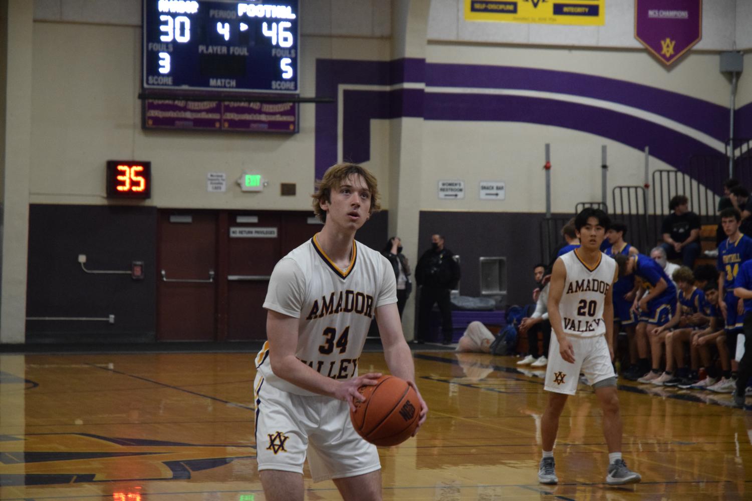 Amador+battles+hard+at+the+NCS+Foothill+basketball+game