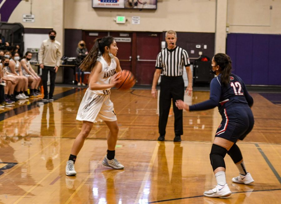 Riann Sarno ('22) looks for a teammate to pass to.