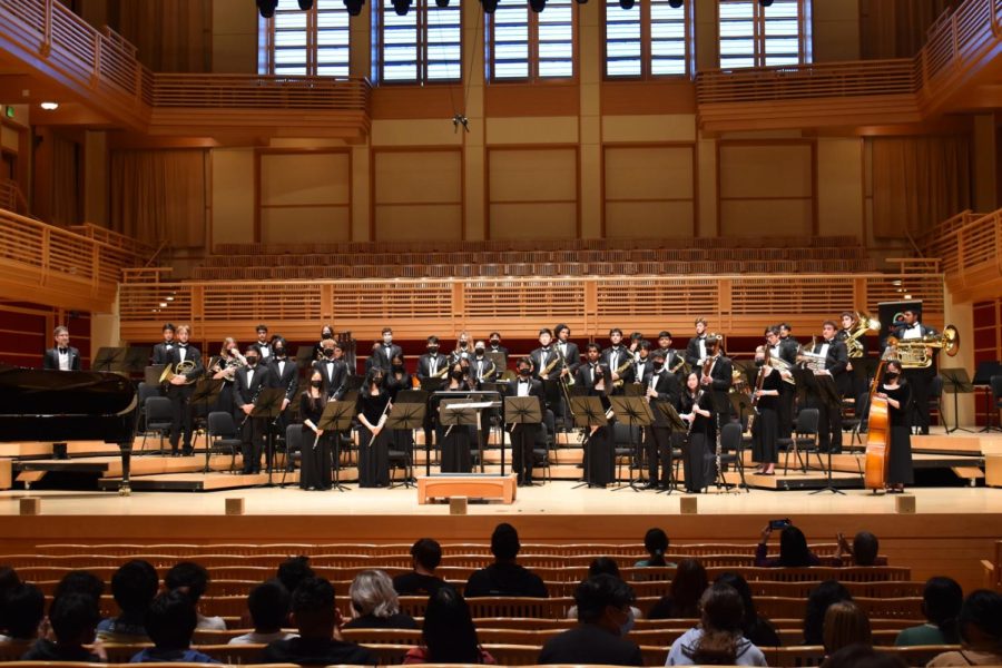 Wind Ensemble I stands after the end of their performance. “We had a very respectable performance… I thought both groups peaked. It was really exciting for both the staff and the students,” said Edwin Cordoba, assistant director of bands.