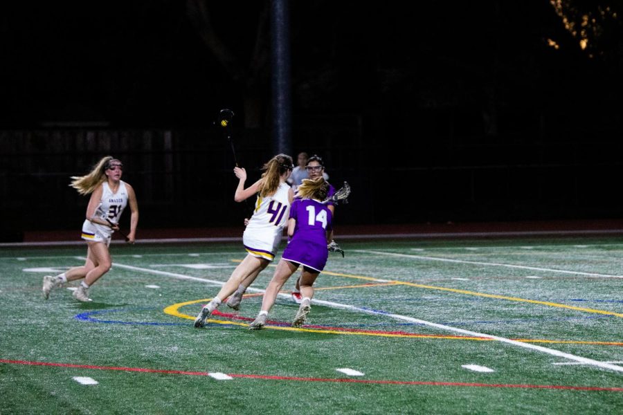 Ashley Heck '22 juggles between multiple defenders.