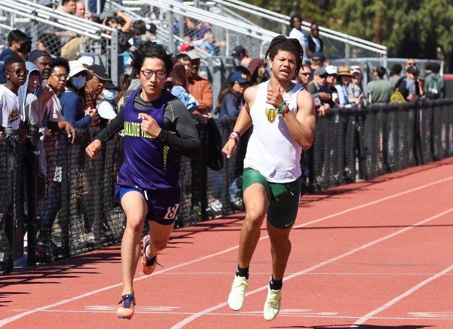 Matthew Seo (24) sprints and passes his opponent.