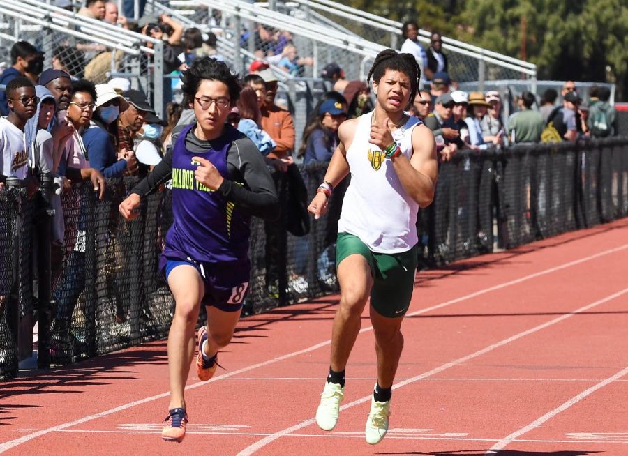 Matthew Seo ('24) sprints and passes his opponent.