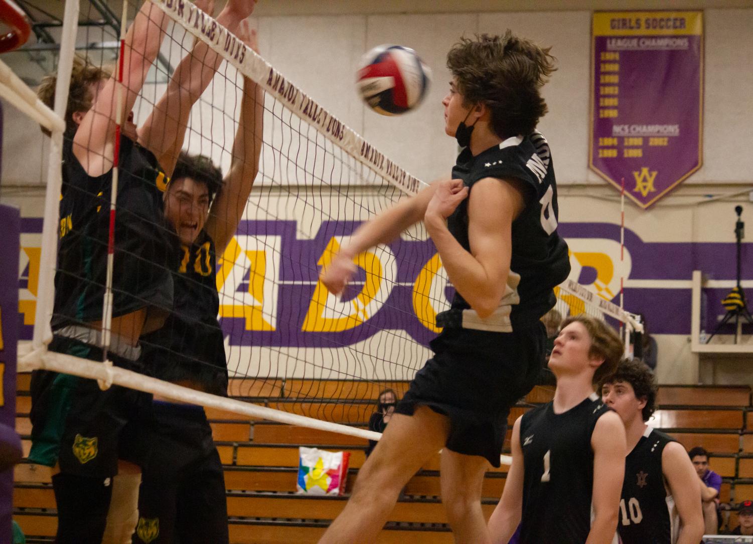 Boys Varsity Volleyball beats San Ramon Valley