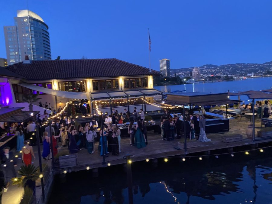 As night fell, the docks became crowded and lively.