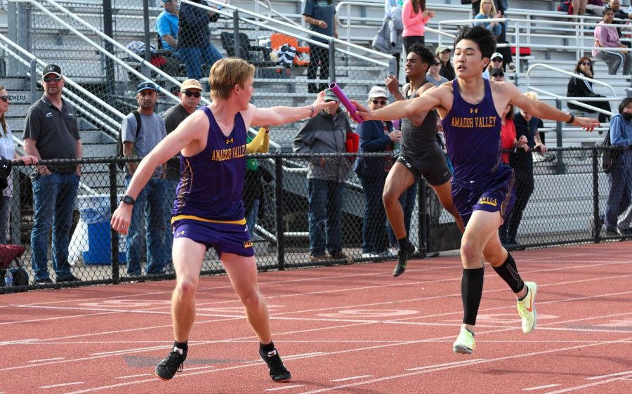 Declan Mcpherson (23) hands off the baton to Robert Sitter (22).