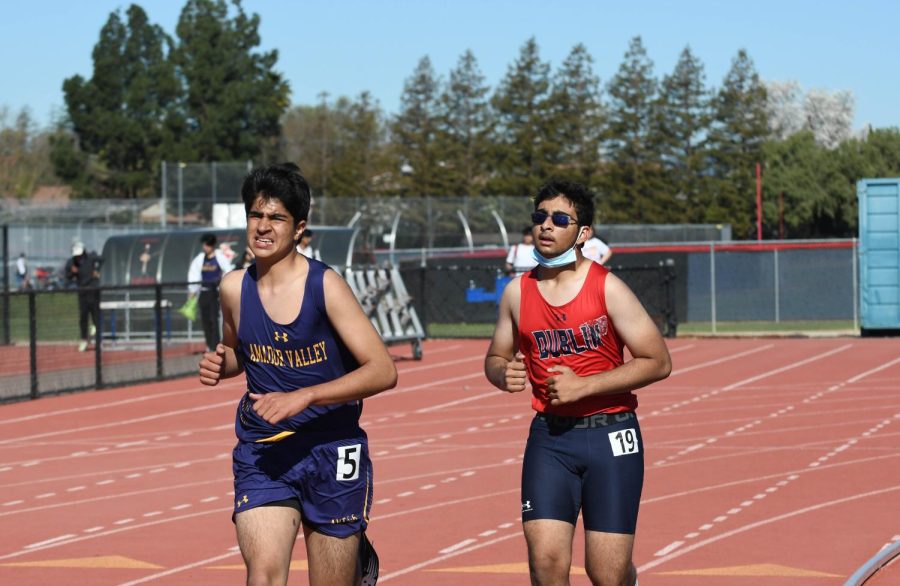 Arran Gill Gulati ('25) passes his opponent in the last 100 meter of the mile.