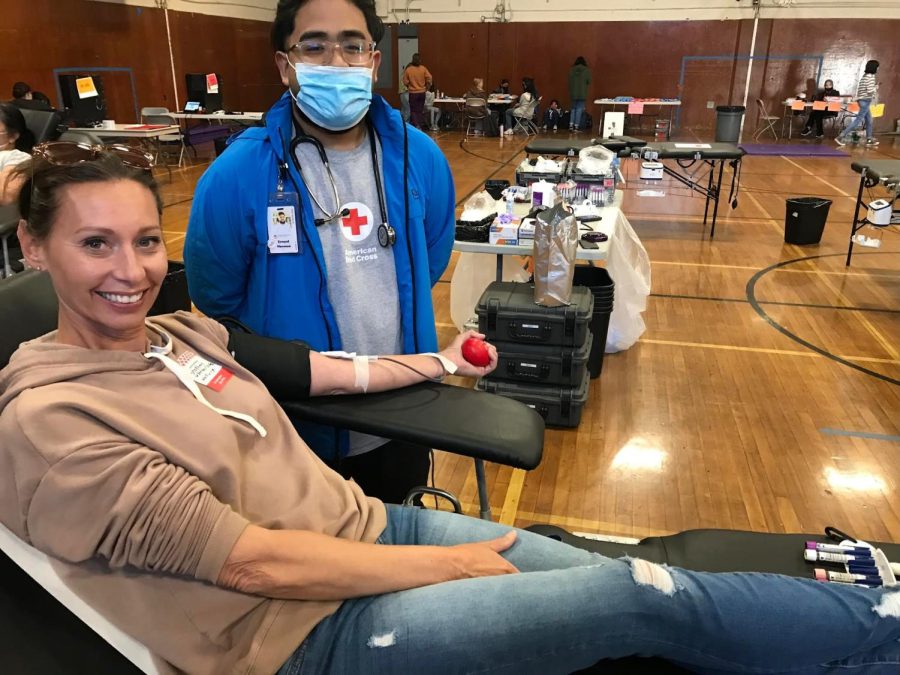 Stephanie Kamali (AV Staff) and Ernyel Maranan (Red Cross Staff member) pose before drawing Kamali’s blood.
