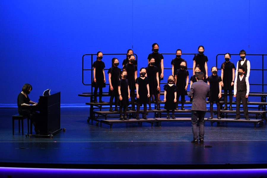 The choir sings a song called "YuGeZi." It is inspired by Chinese fishermen and harvest. (Jiawen (Sarah) Yan)